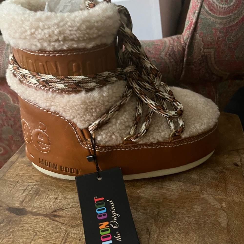 Chloe x moonboot shearling ochre 39 snow ski moon boot  7.5